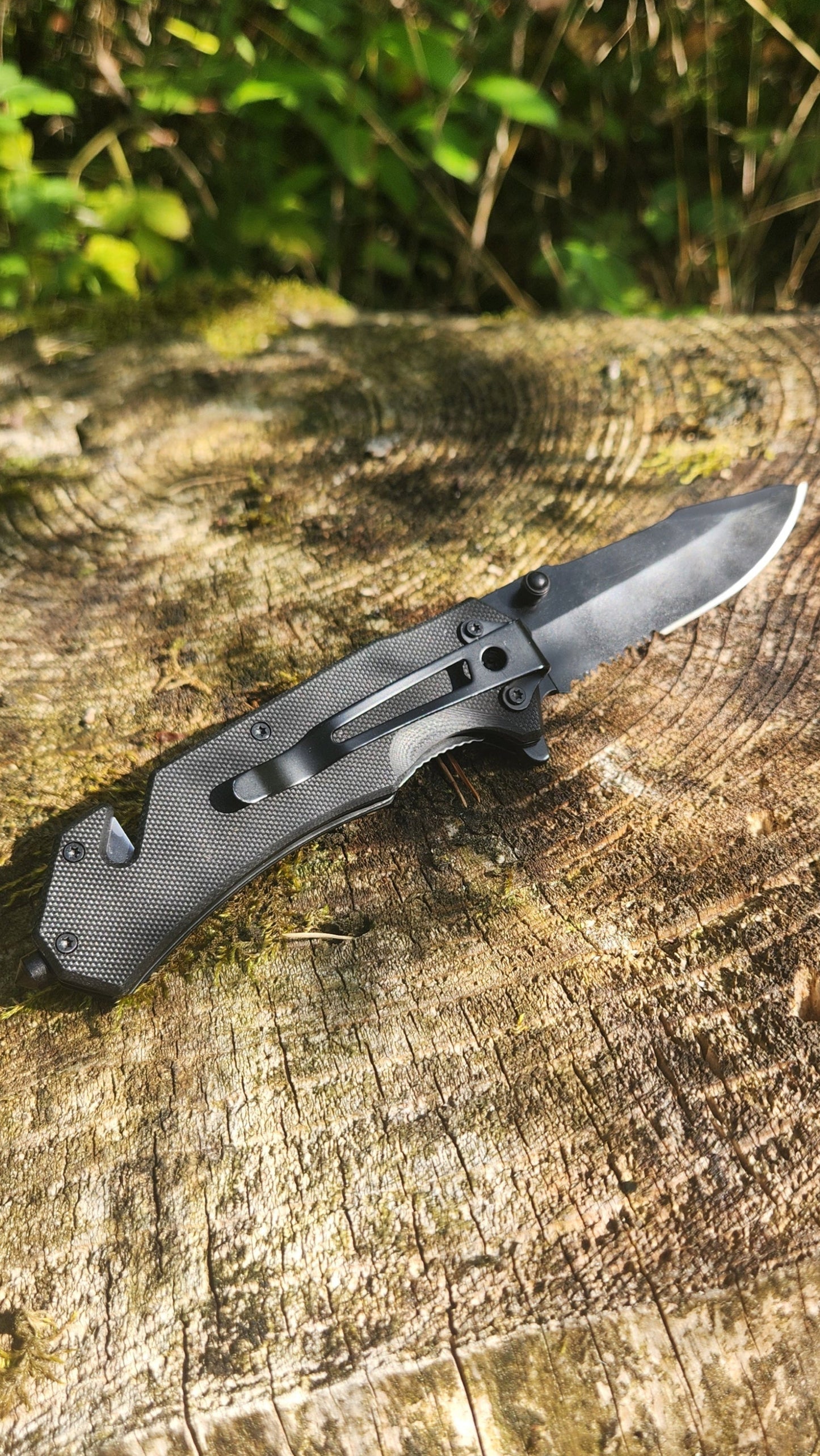 robustes Survivalmesser mit schwarzer Kilnge