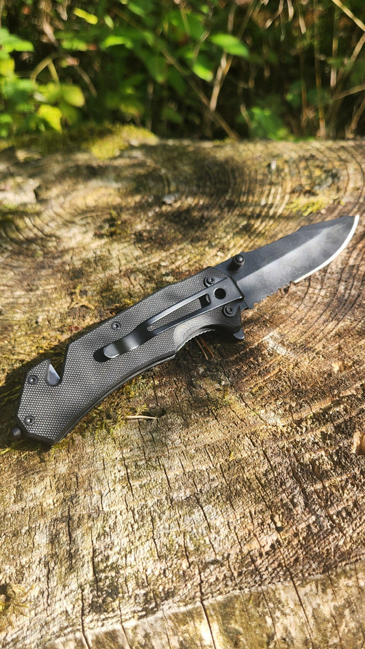 robustes Survivalmesser mit schwarzer Kilnge